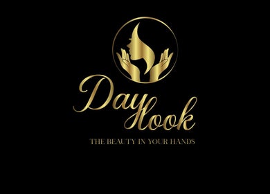 Logotipo dorado de Daylook: The beauty in your hands en Miami, Florida, US.