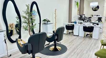 Interior moderno de salón 'Daylook: The Beauty in Your Hands' en Miami, Florida, US con espejos y sillas elegantes.