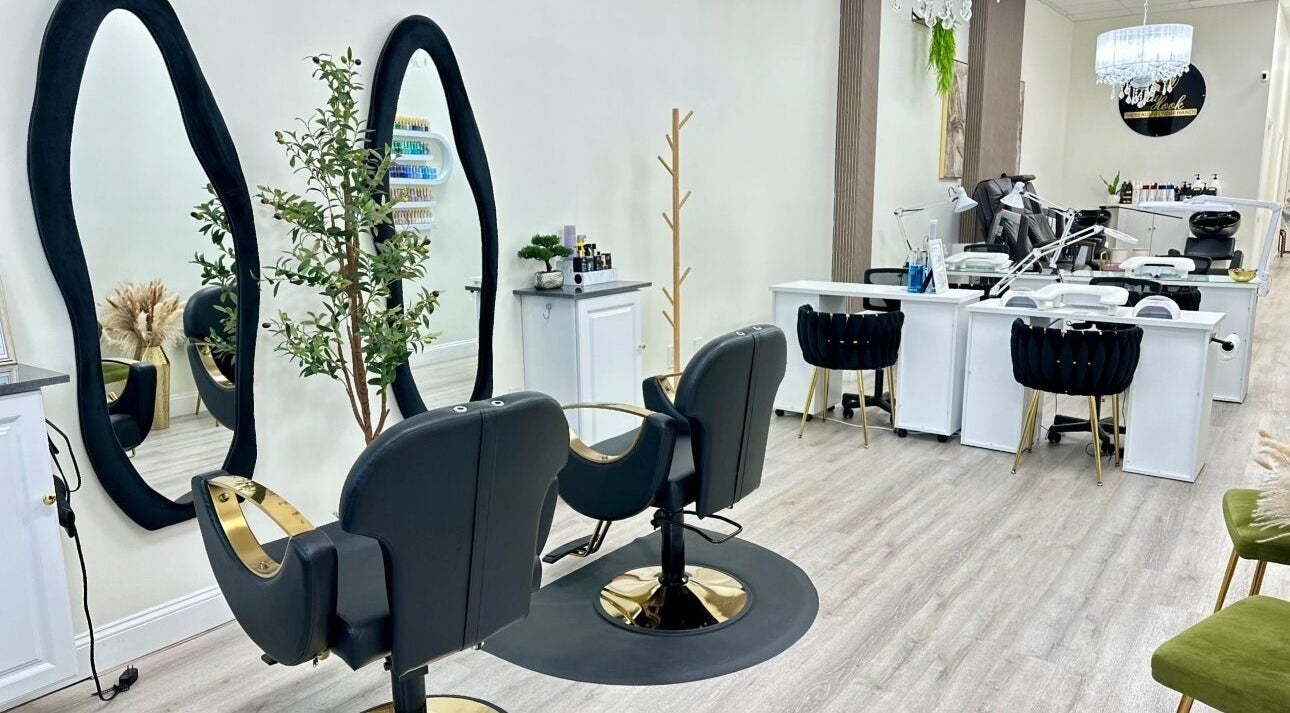 Interior elegante de Daylook: The Beauty in Your Hands, Miami, Florida, US. Espacio sofisticado y moderno.