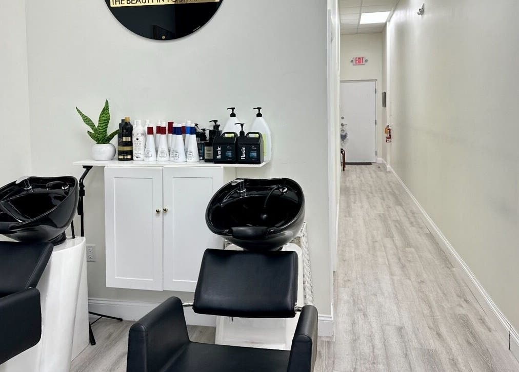 Estación de lavado moderna en Daylook: The Beauty in Your Hands, Miami, Florida, US.