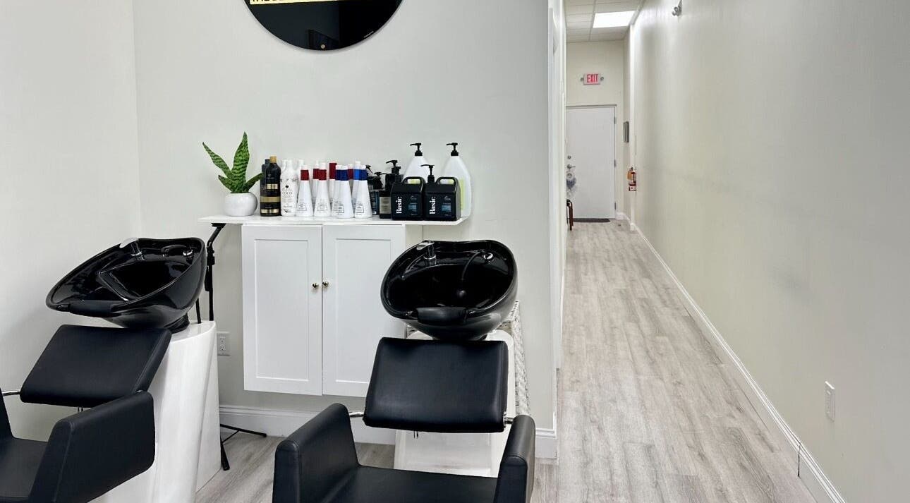 Estación de lavado moderna en Daylook: The Beauty in Your Hands, Miami, Florida, US.