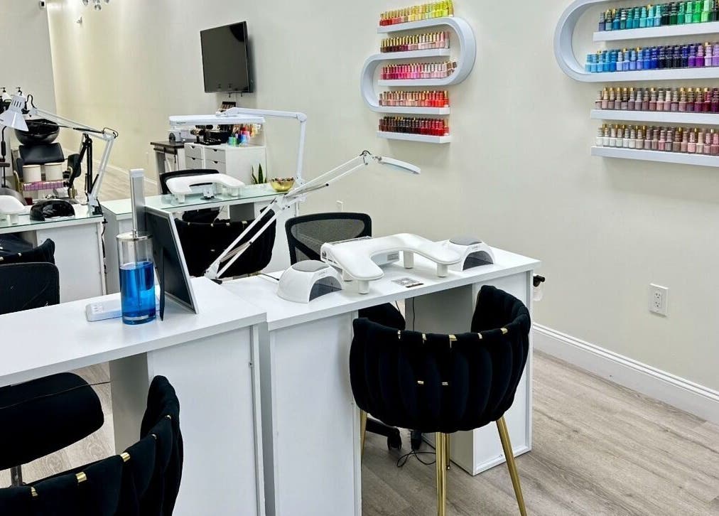 Interior moderno en Daylook: The Beauty in Your Hands, Miami, Florida, US, con estaciones de manicura.