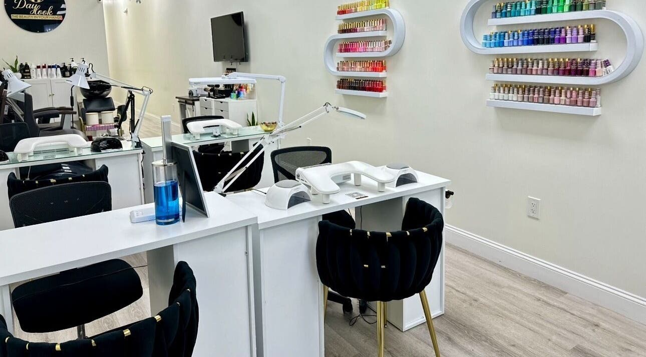 Interior moderno en Daylook: The Beauty in Your Hands, Miami, Florida, US, con estaciones de manicura.