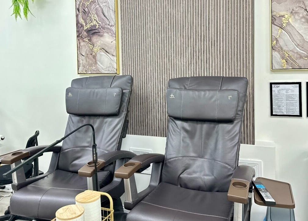 Sillas de masaje en Daylook: The Beauty in Your Hands, Miami, Florida, US, ofreciendo confort y estilo.