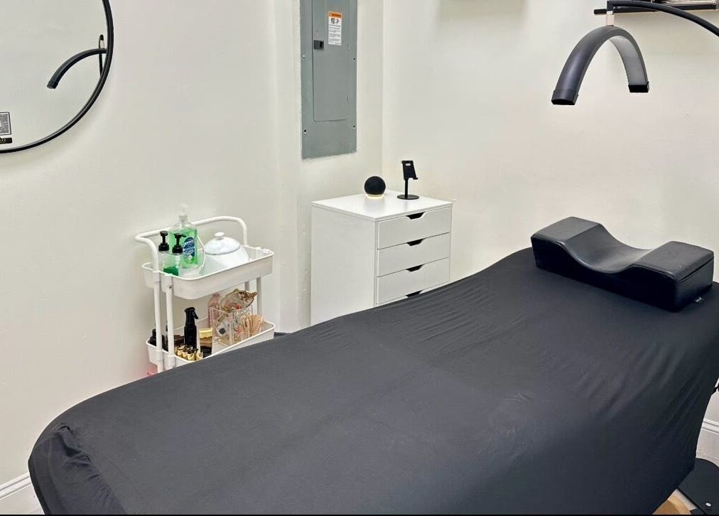 Sala de tratamiento en Daylook: The Beauty in Your Hands, Miami, Florida, US, lista para una experiencia de belleza.