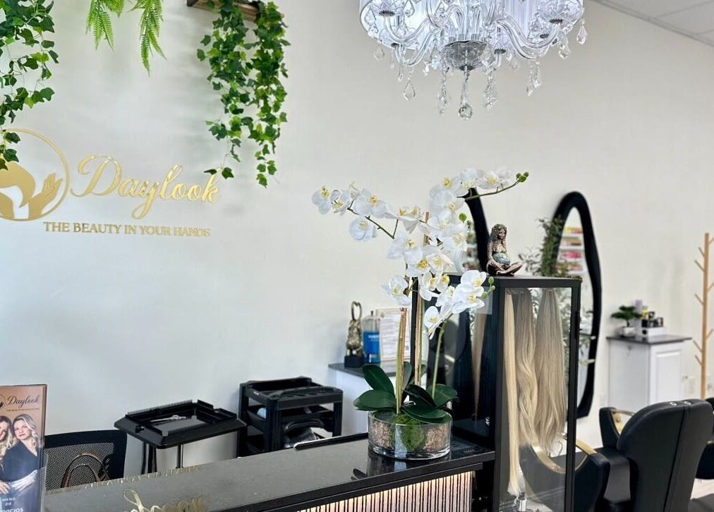 Interior de Daylook: The Beauty in Your Hands en Miami, Florida, con decoración floral y elegantes detalles.