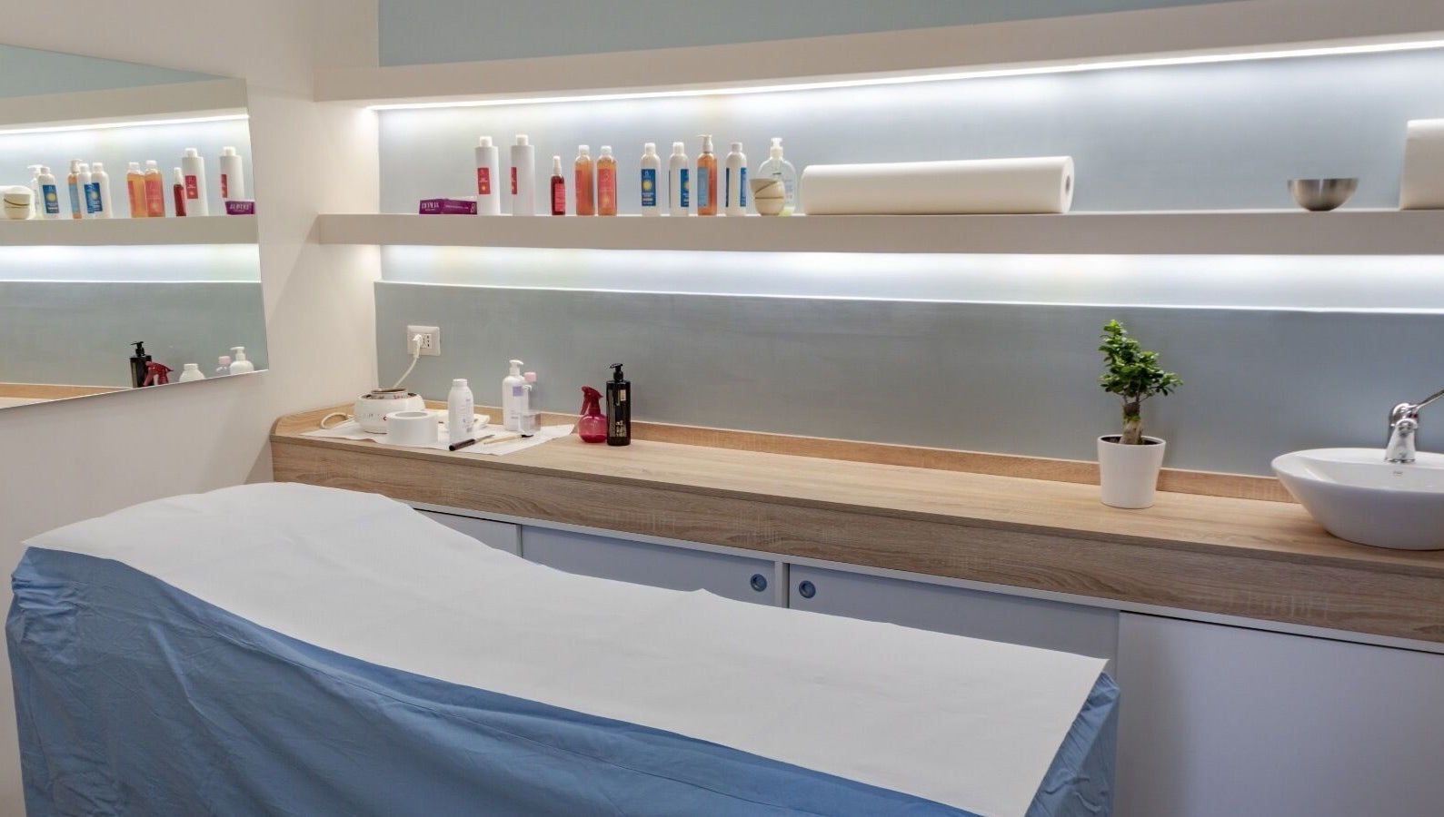 Sala trattamenti presso AnnaRosa Estetica Femminile ad Arzano, Campania, IT, con prodotti di bellezza.