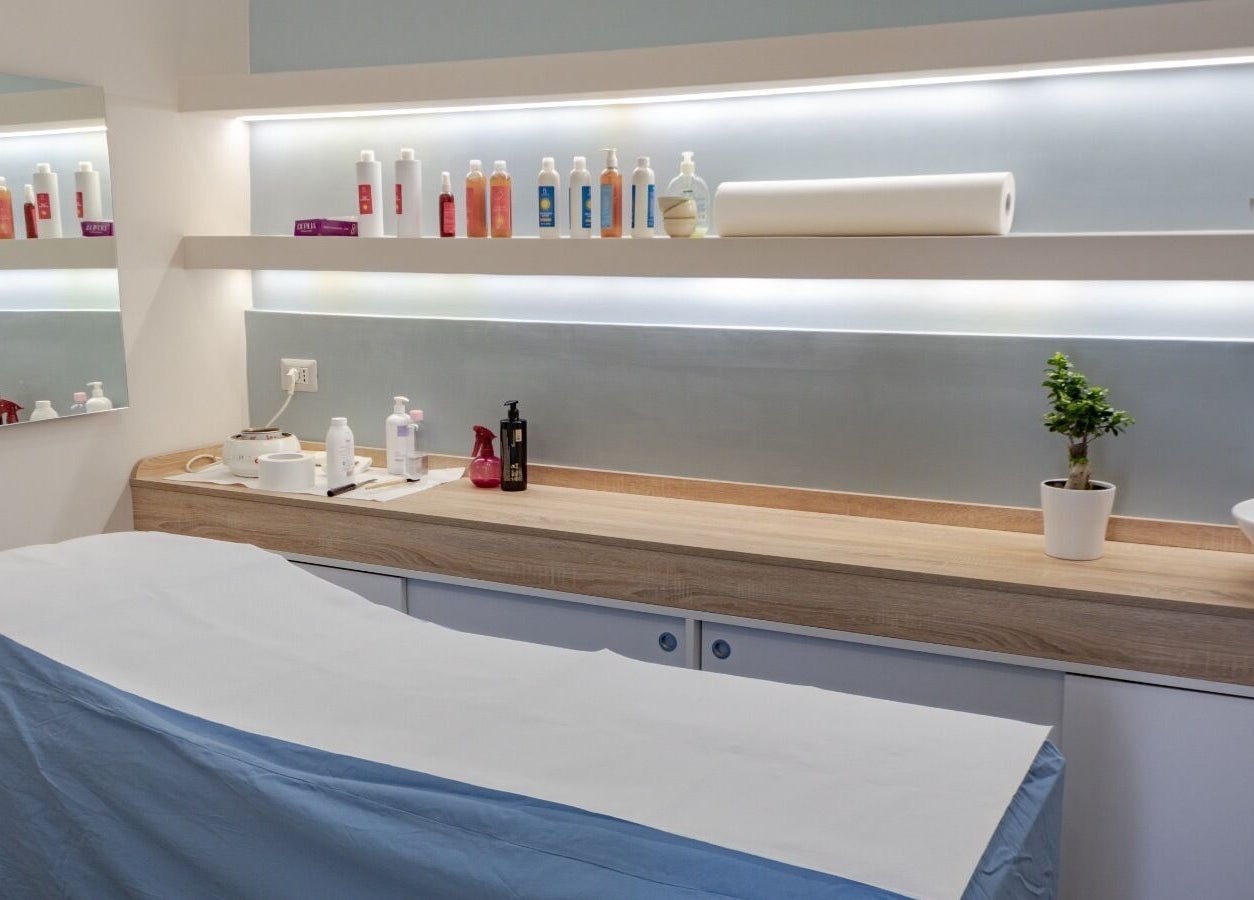 Sala trattamenti presso AnnaRosa Estetica Femminile ad Arzano, Campania, IT, con prodotti di bellezza.