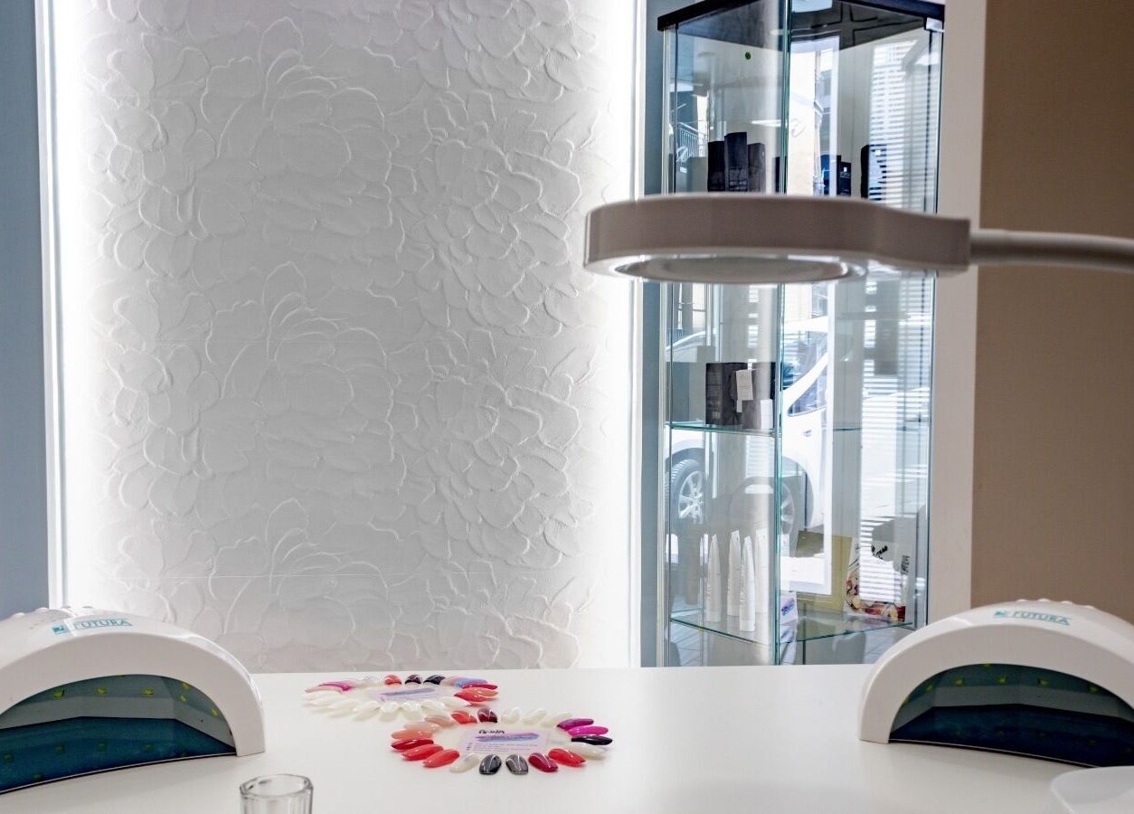 Area nail art luminosa ad AnnaRosa Estetica Femminile, Arzano, Campania, IT.