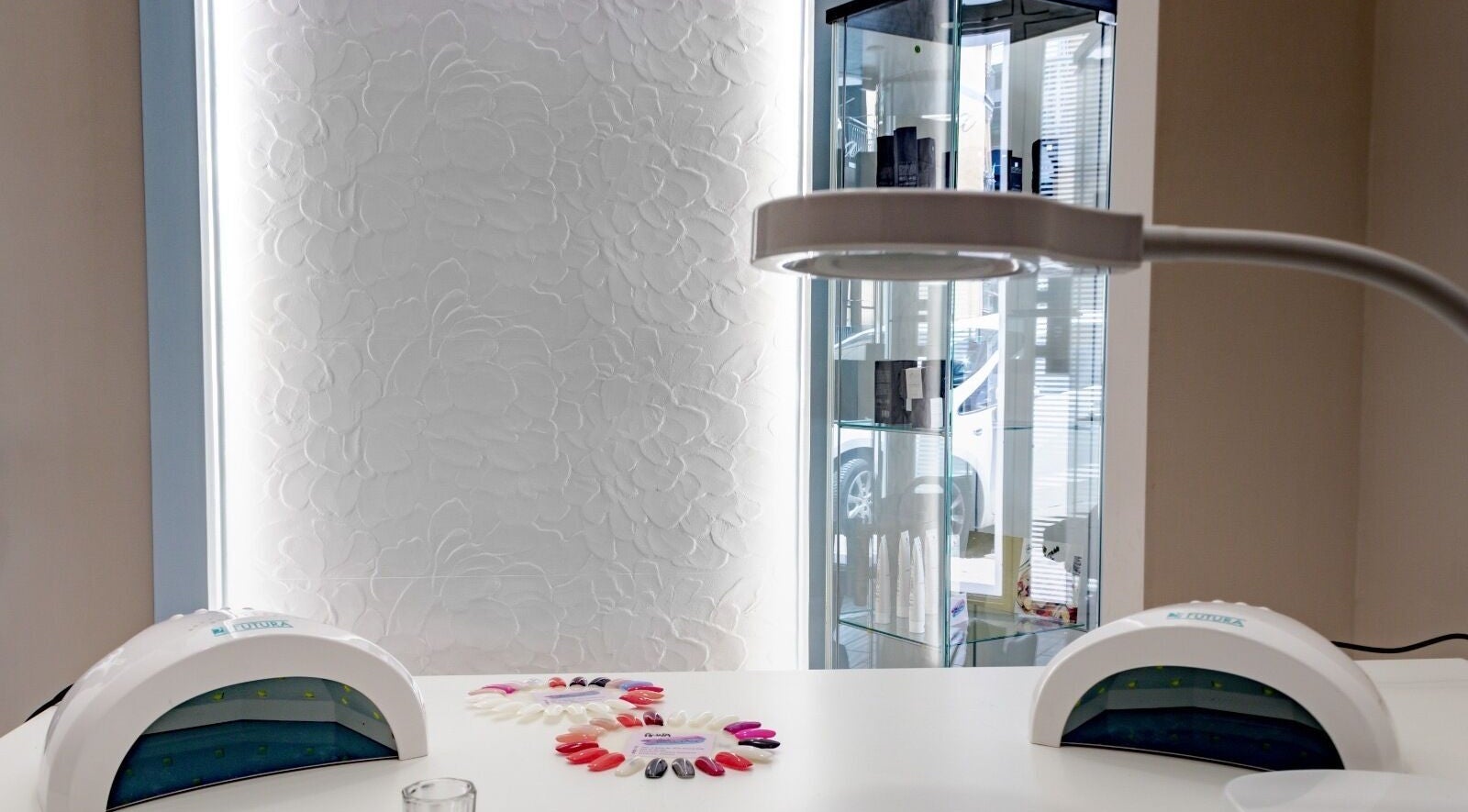 Area nail art luminosa ad AnnaRosa Estetica Femminile, Arzano, Campania, IT.