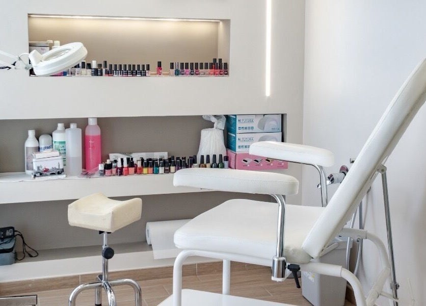 Area manicure elegante presso AnnaRosa Estetica Femminile ad Arzano, Campania, IT, con poltrona bianca e smalti.