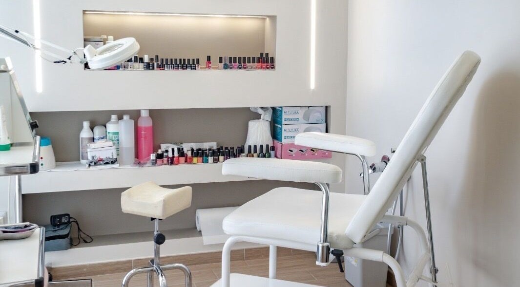 Area manicure elegante presso AnnaRosa Estetica Femminile ad Arzano, Campania, IT, con poltrona bianca e smalti.