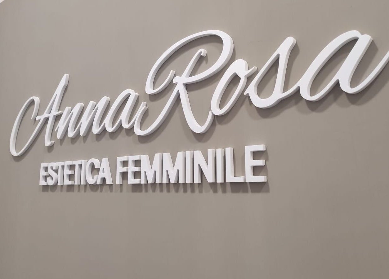 Insegna AnnaRosa Estetica Femminile ad Arzano, Campania, IT, su sfondo grigio.