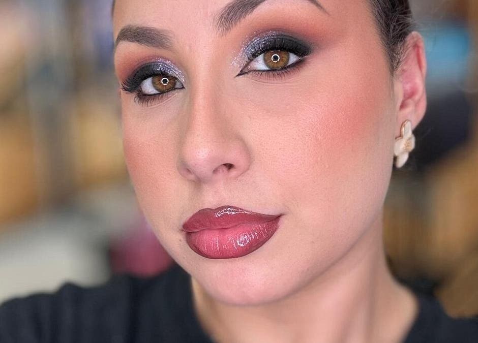 Modelo com maquiagem detalhada no estúdio Mayara Moura - Design de sobrancelhas, Setubal, Setúbal, PT.