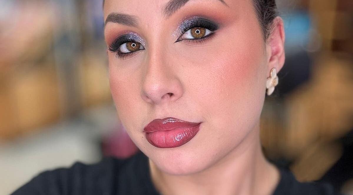 Modelo com maquiagem detalhada no estúdio Mayara Moura - Design de sobrancelhas, Setubal, Setúbal, PT.