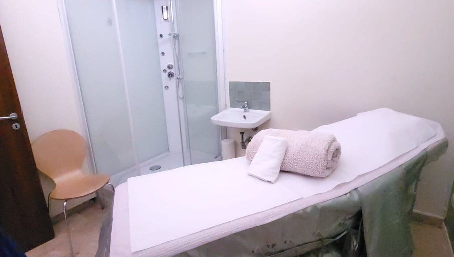 Stanza massaggi a Sinergie, Ragusa, Sicilia, IT con lettino e cabine doccia.