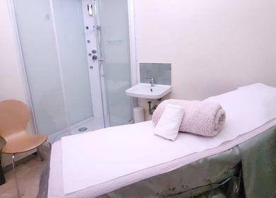 Stanza massaggi a Sinergie, Ragusa, Sicilia, IT con lettino e cabine doccia.