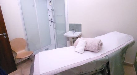 Stanza massaggi a Sinergie, Ragusa, Sicilia, IT con lettino e cabine doccia.