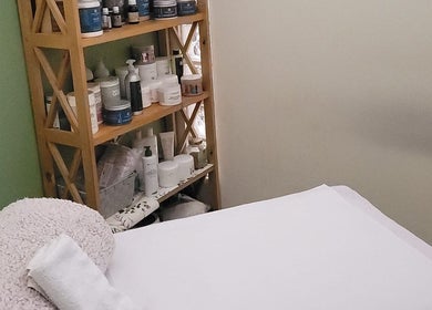 Tavolo massaggi con prodotti benessere a Sinergie, Ragusa, Sicilia, IT.