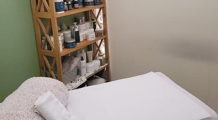 Tavolo massaggi con prodotti benessere a Sinergie, Ragusa, Sicilia, IT.