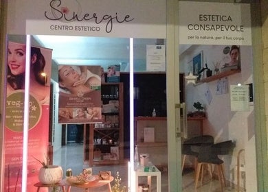 Ingresso di Sinergie, centro estetico a Ragusa, Sicilia, IT, con decorazioni promozionali.