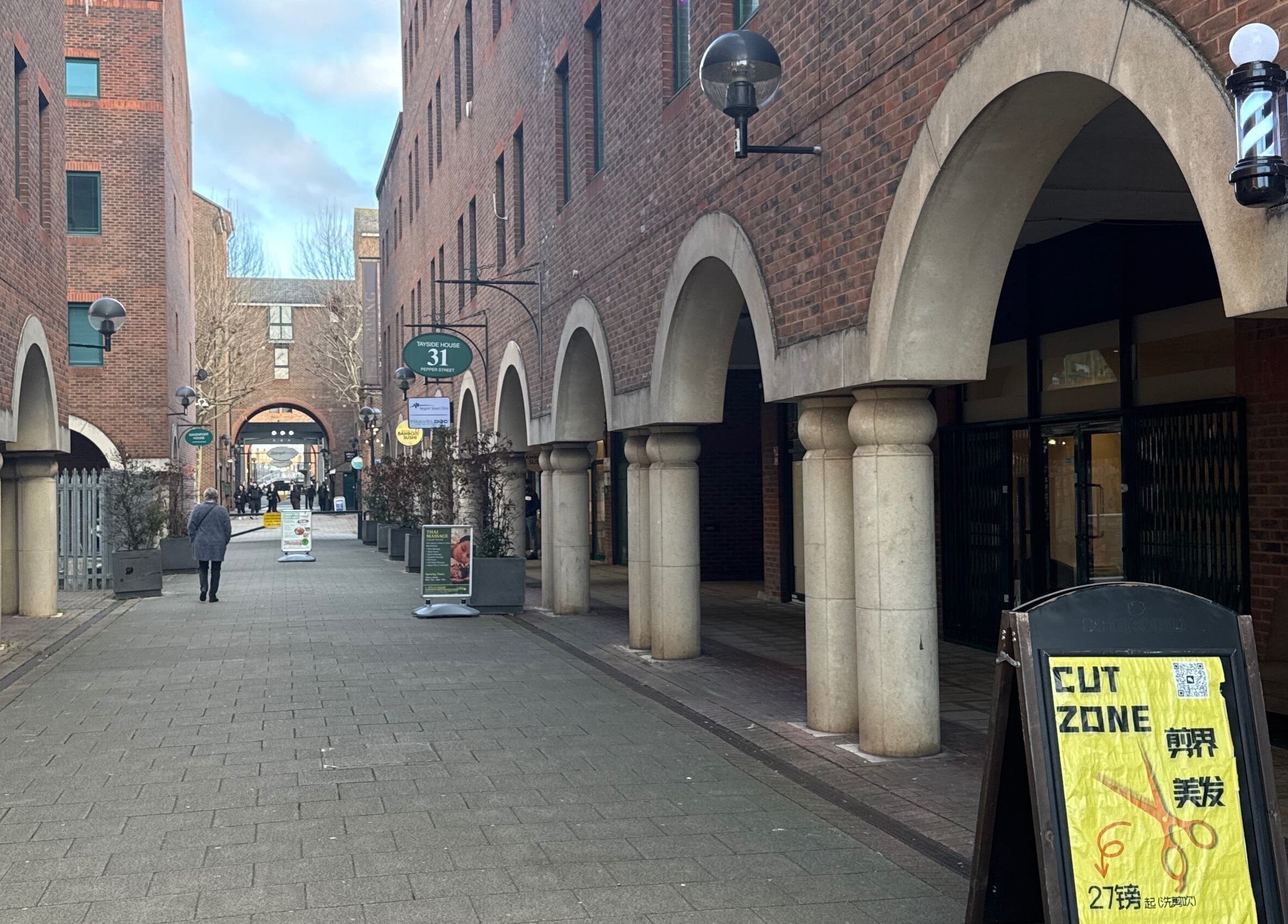 Entrada a White Lion Barber en Londres, England, GB con arcos de ladrillo vistos.