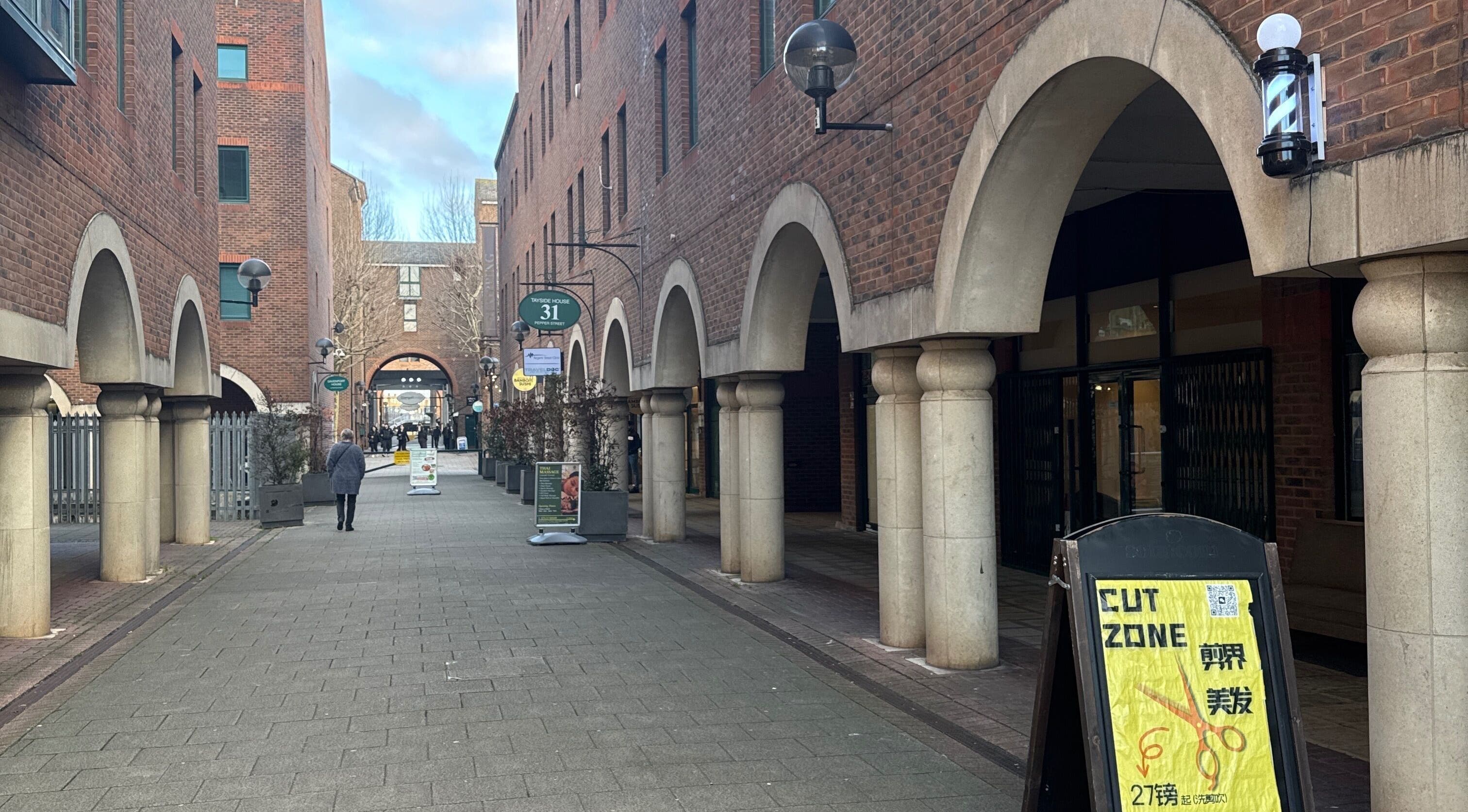 Entrada a White Lion Barber en Londres, England, GB con arcos de ladrillo vistos.