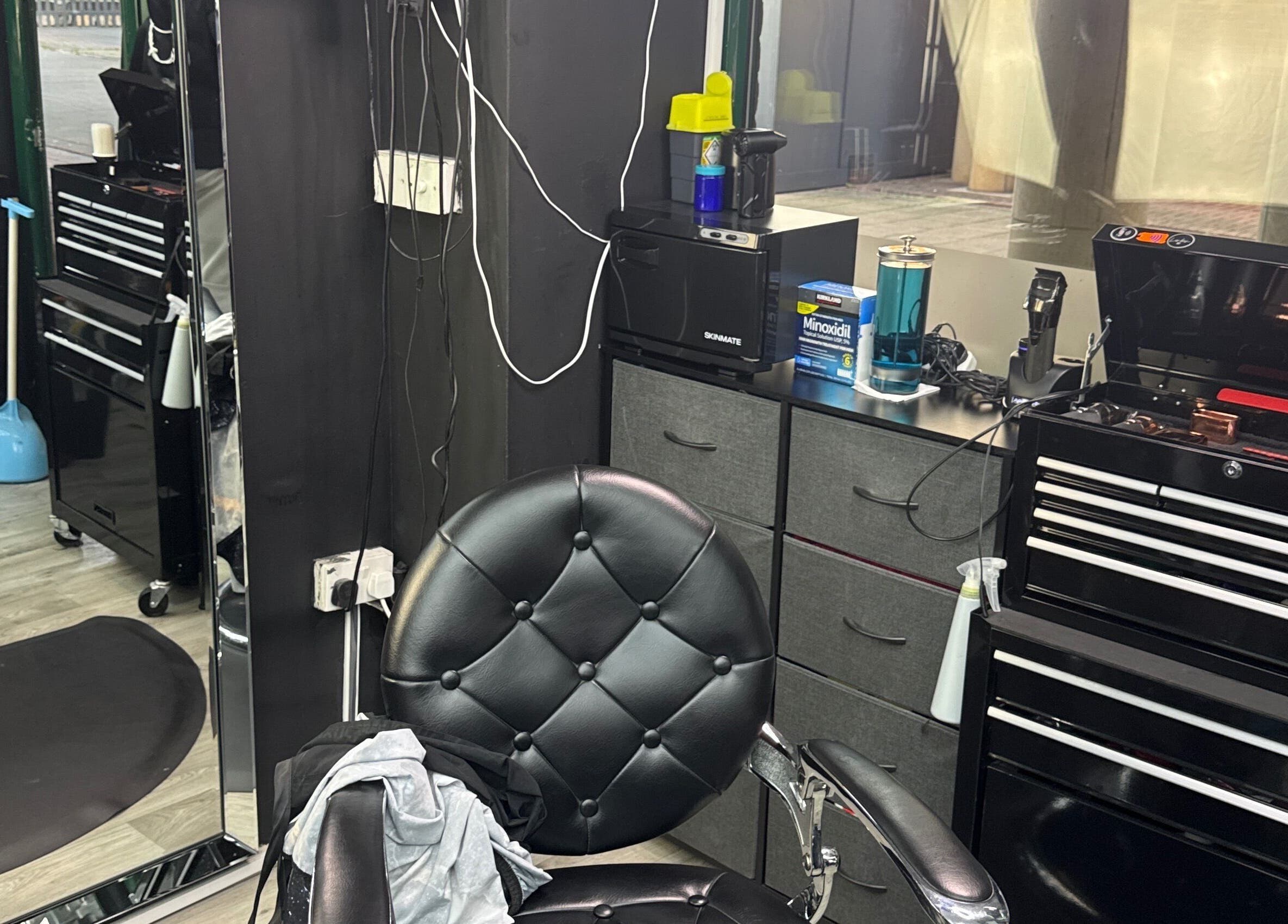 Interior elegante de White Lion Barber en Londres, Inglaterra, GB, mostrando silla de barbería y herramientas.