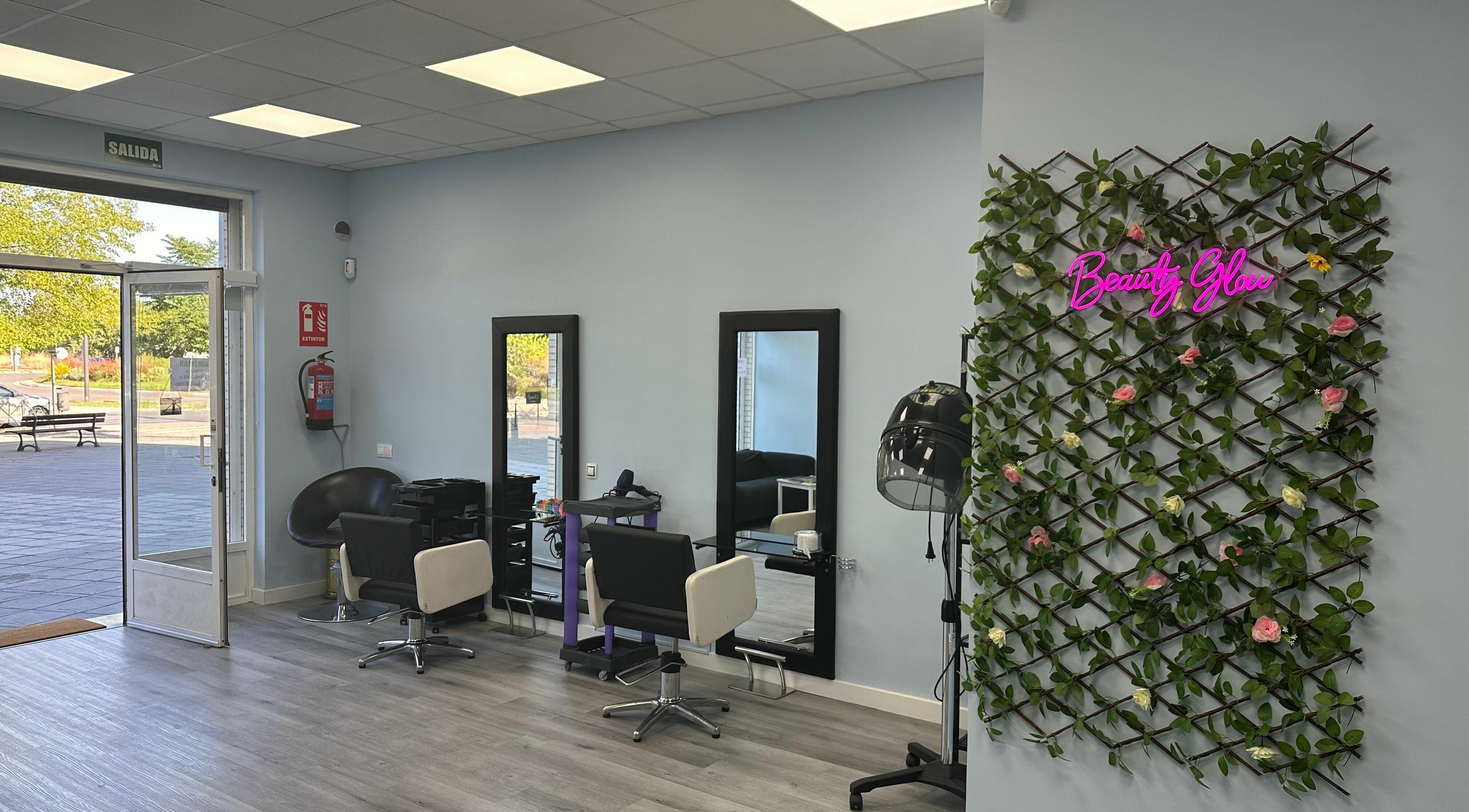 Interior moderno de Salón Beauty Glow en Coslada, Comunidad De Madrid, ES con elegante decoración floral.