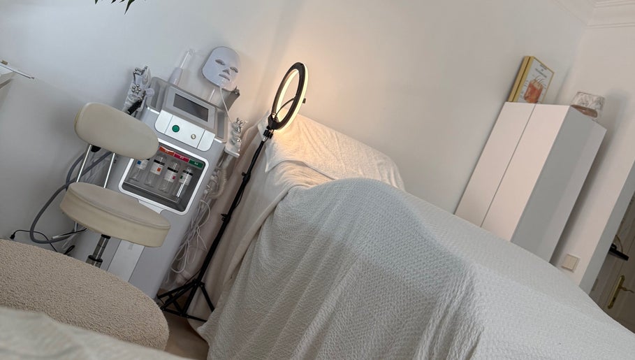 Treatment room at E&B Aesthetics Marbella, Malaga, Andalucía, ES showcasing relaxing setup and advanced equipment.