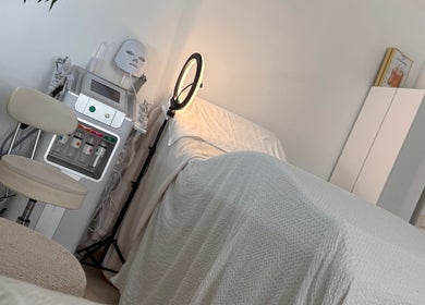 Treatment room at E&B Aesthetics Marbella, Malaga, Andalucía, ES showcasing relaxing setup and advanced equipment.
