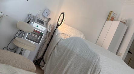 Treatment room at E&B Aesthetics Marbella, Malaga, Andalucía, ES showcasing relaxing setup and advanced equipment.