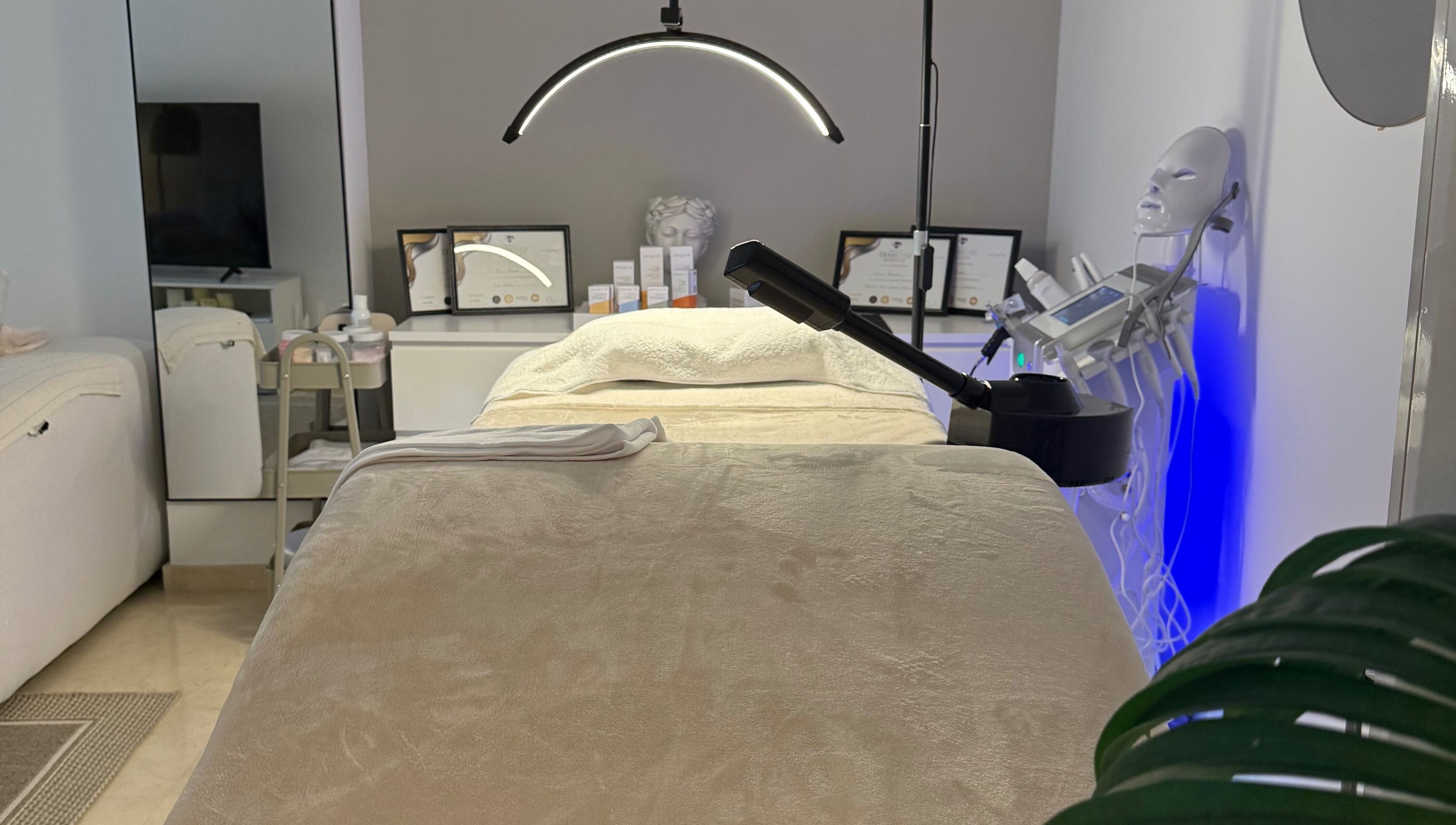 Peaceful treatment room at BROOKÈSKINCARE, Marbella, Andalucía, ES, with a comfortable massage table.