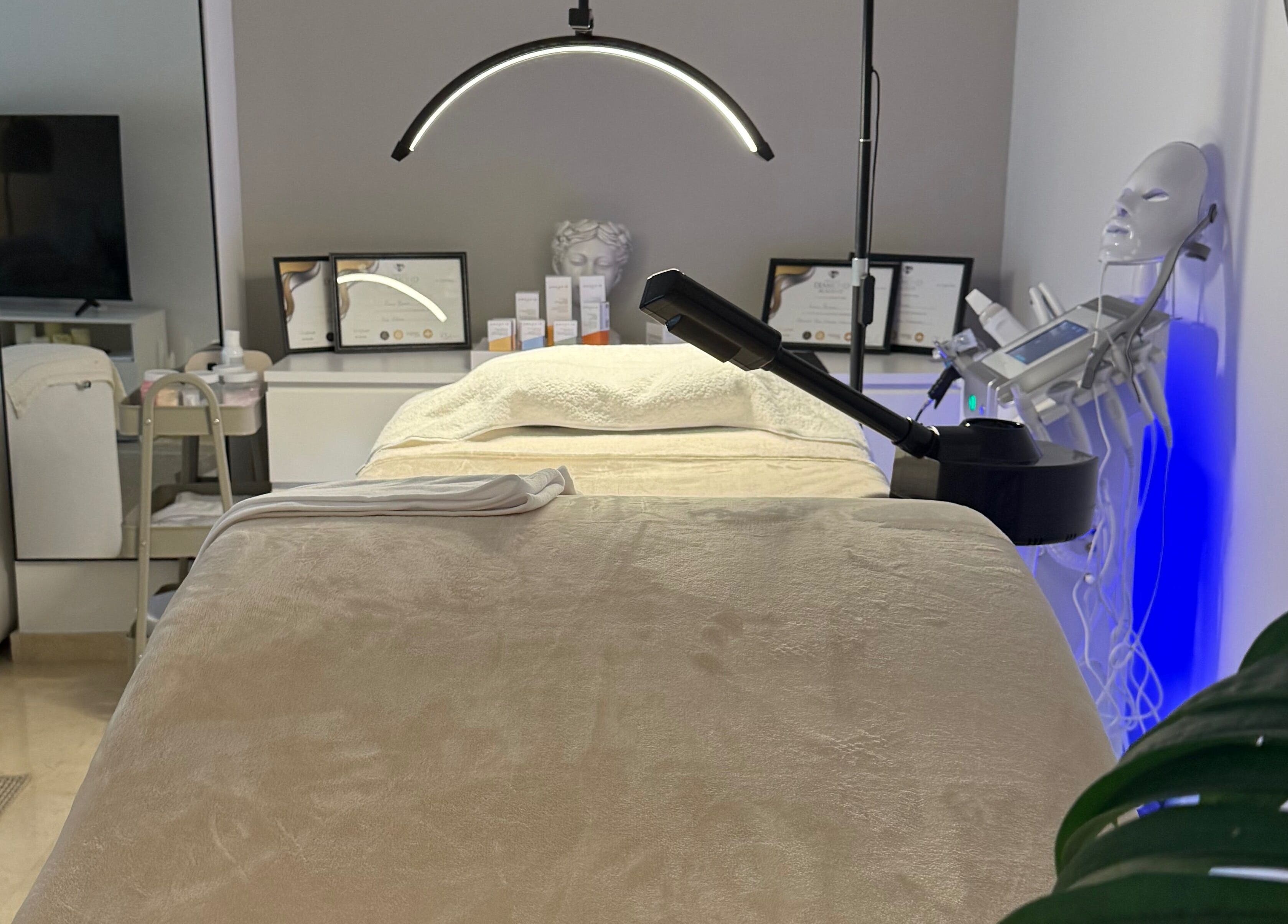 Peaceful treatment room at BROOKÈSKINCARE, Marbella, Andalucía, ES, with a comfortable massage table.