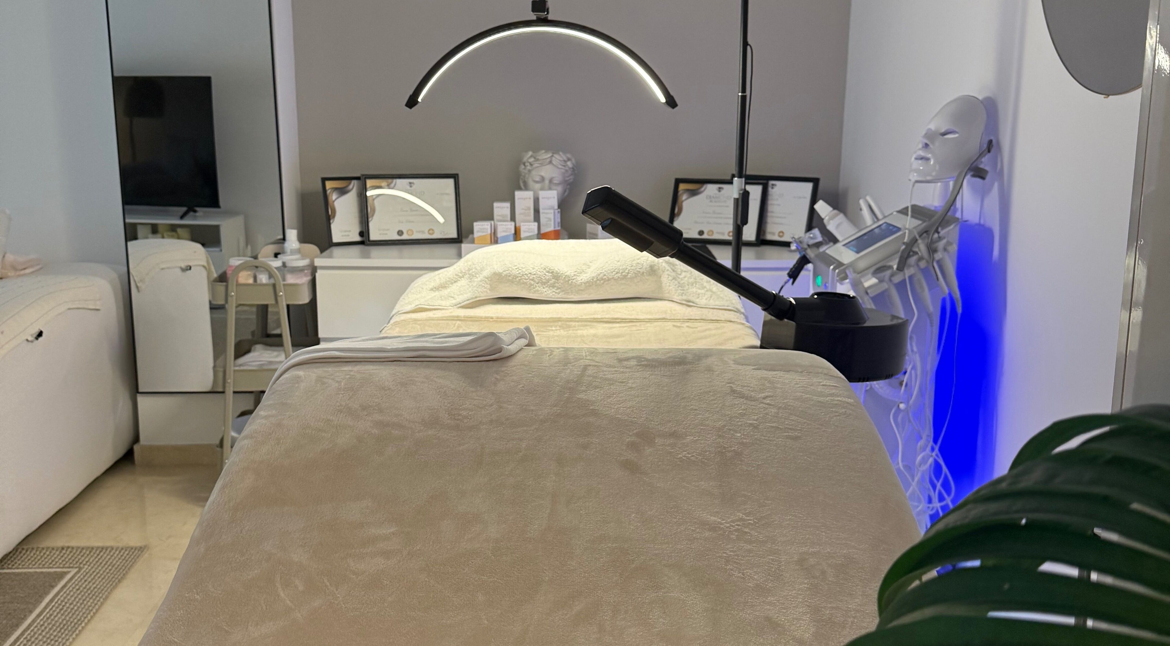 Peaceful treatment room at BROOKÈSKINCARE, Marbella, Andalucía, ES, with a comfortable massage table.