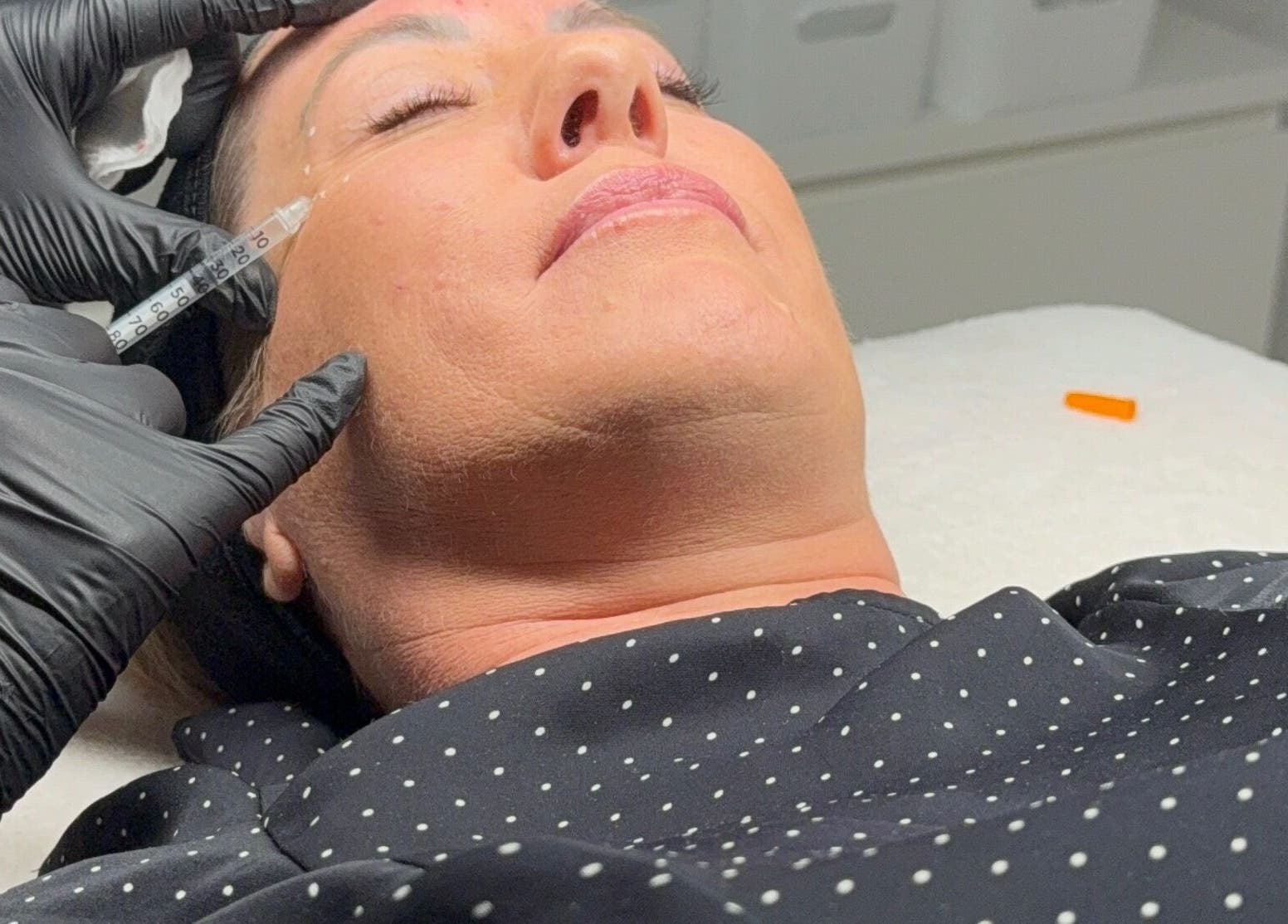 Facial treatment at BROOKÈSKINCARE in Marbella, Andalucía, ES, enhancing natural beauty and wellness.