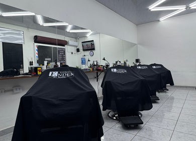 Interior moderno de la barbería Ender en Santa Cruz De La Sierra, Departamento De Santa Cruz, BO, con sillas elegantes.