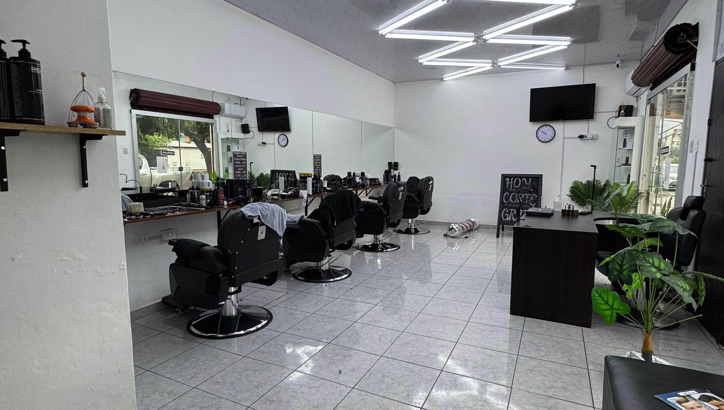 Espacioso salón de belleza en Ender, Santa Cruz De La Sierra, Departamento De Santa Cruz, BO con sillas elegantes.