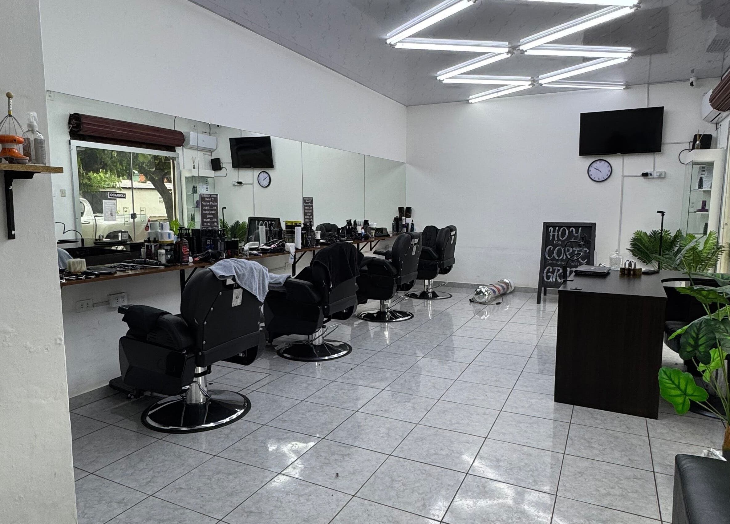 Espacioso salón de belleza en Ender, Santa Cruz De La Sierra, Departamento De Santa Cruz, BO con sillas elegantes.