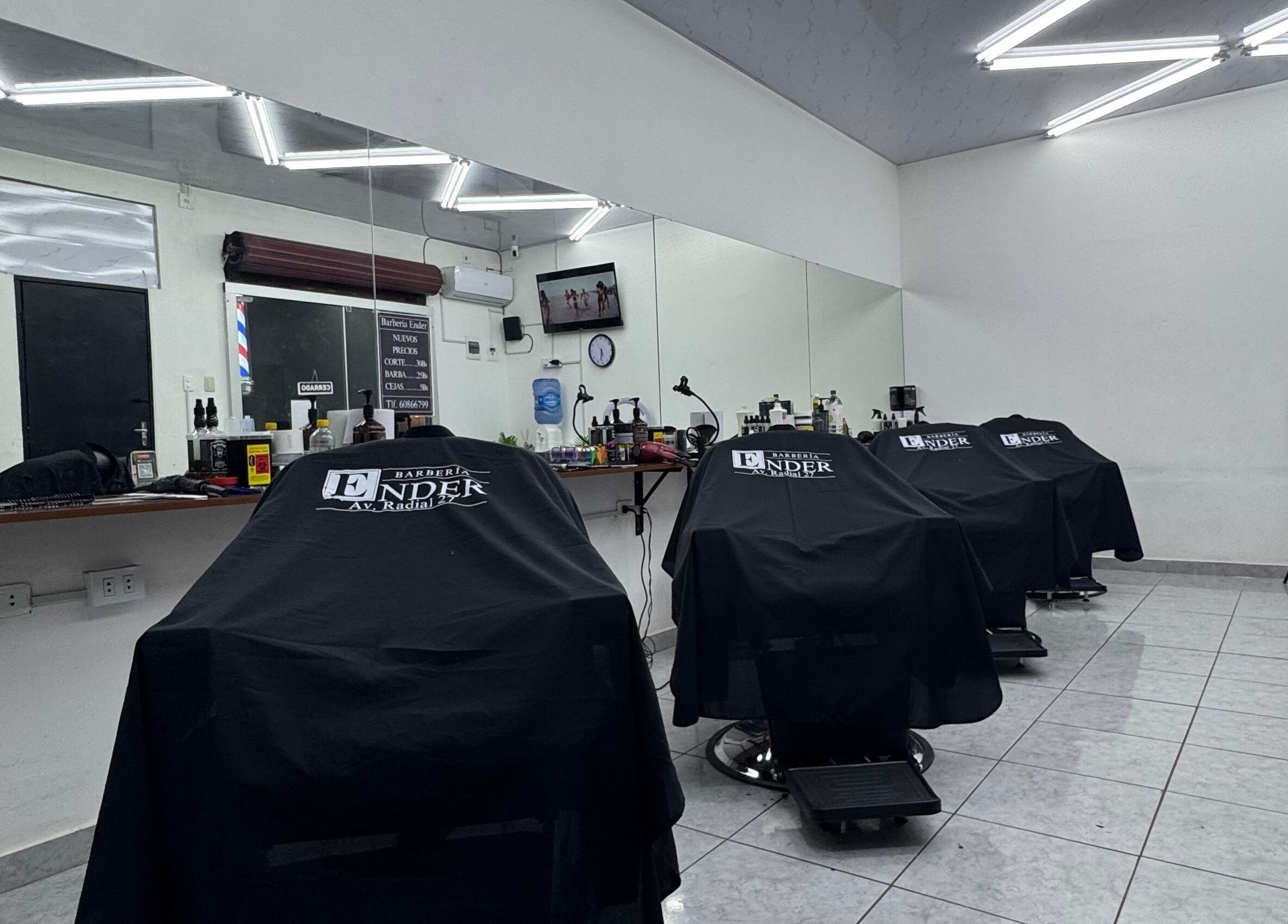 Interior de Barbería Ender en Santa Cruz De La Sierra, elegante y moderna, lista para atender.