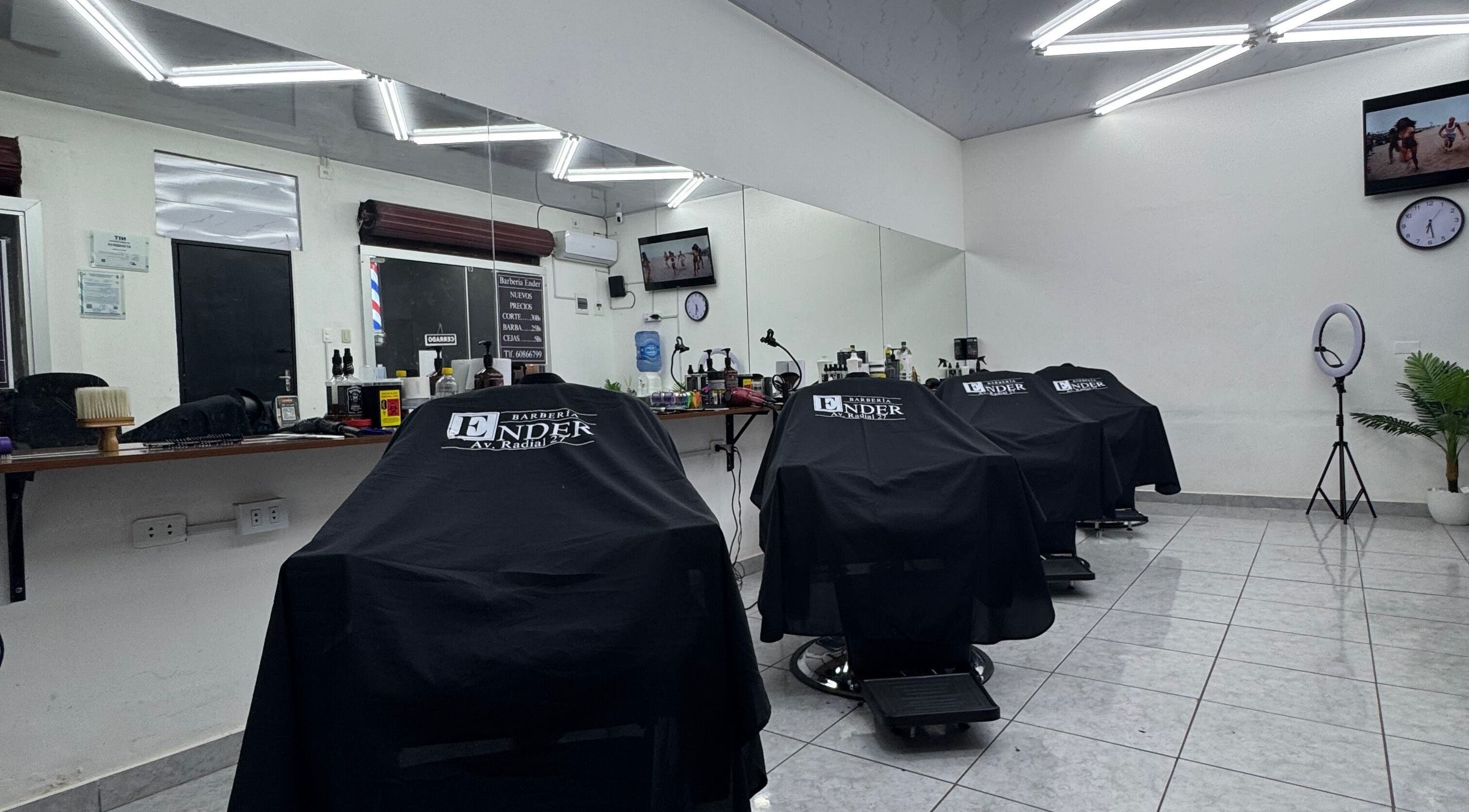 Interior de Barbería Ender en Santa Cruz De La Sierra, elegante y moderna, lista para atender.