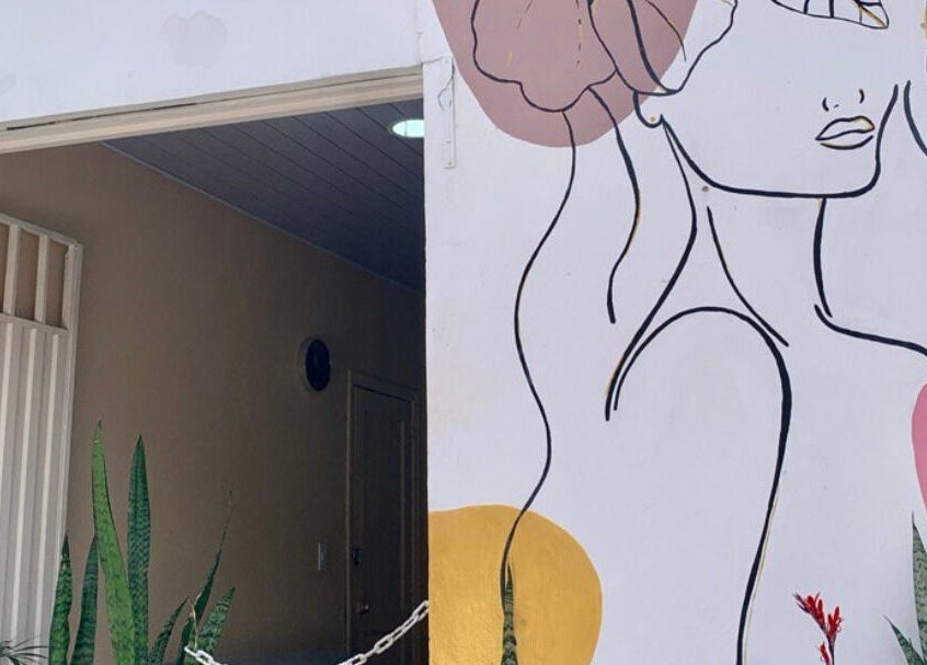 Entrada artística de Cataleya estética y spa con mural en Fusagasugá, Cundinamarca, CO.