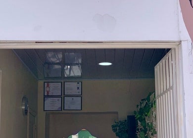 Entrada de Cataleya estética y spa en Fusagasugá, Cundinamarca, CO, decorada con murales florales.
