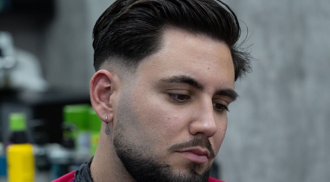 Corte moderno y elegante en Laclinica, La Gangosa, Andalucía, ES. Estilo con precisión y detalle.