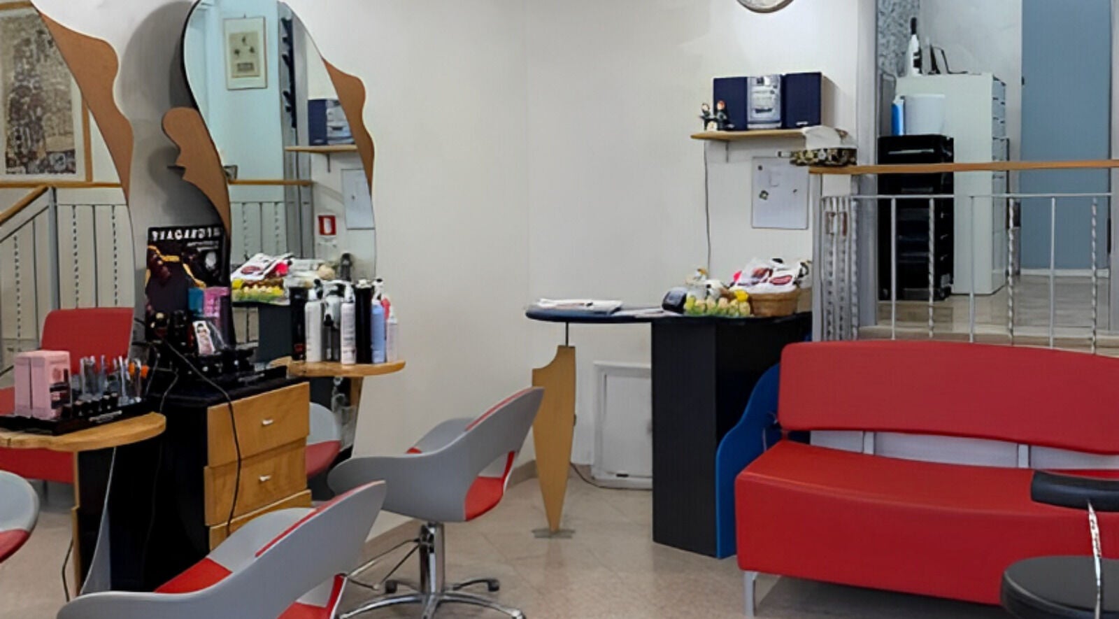 Interno elegante di Imperial Barbershop, sedie moderne e specchi a Roma, Lazio, IT.