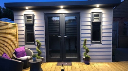 Elegant entrance of Horton’s Beauty in Havant, England, GB. Cozy seating with modern decor.