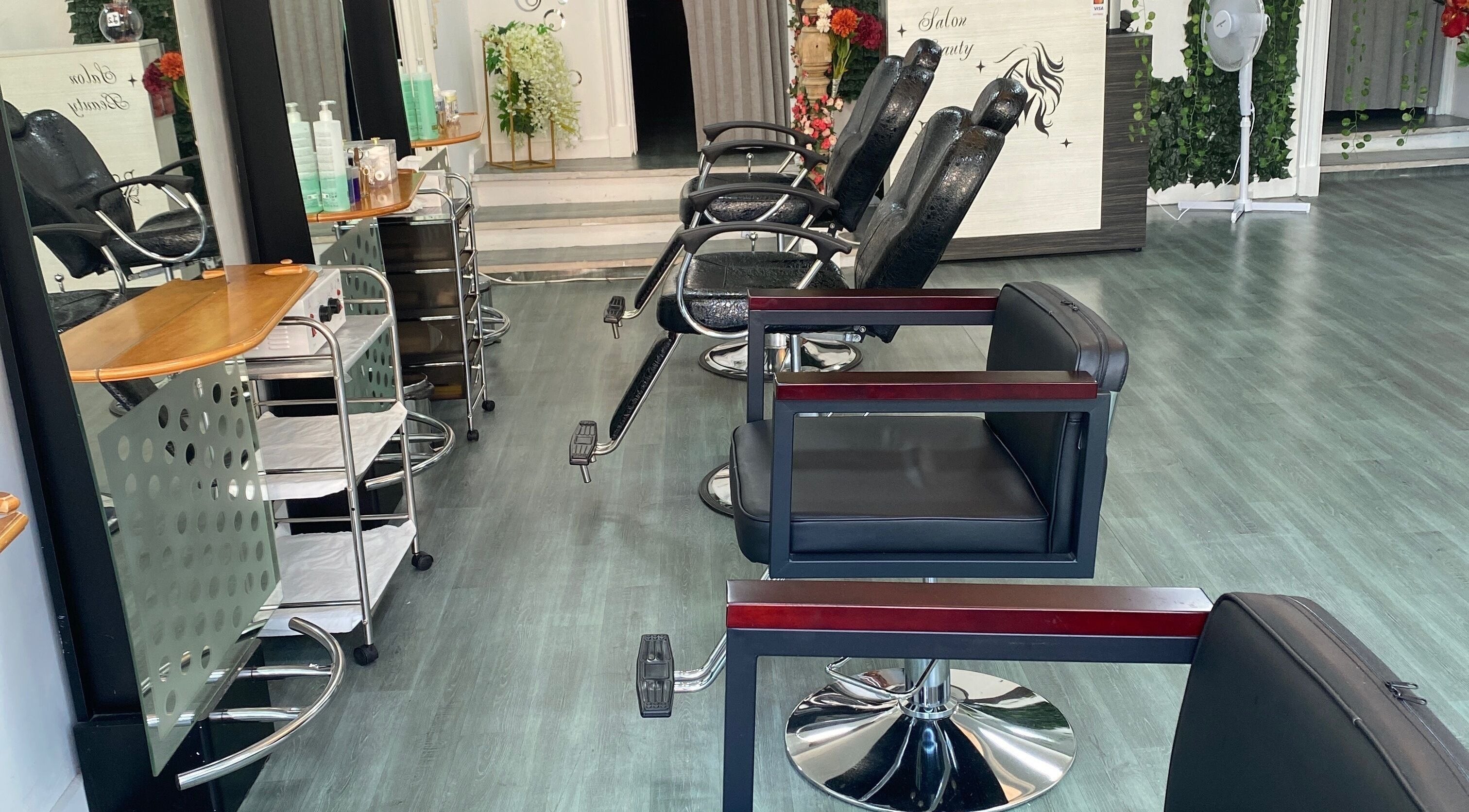 Modern interior of 264 London road Westcliff-On-Sea salon, Southend-on-sea, England, GB with sleek black chairs.