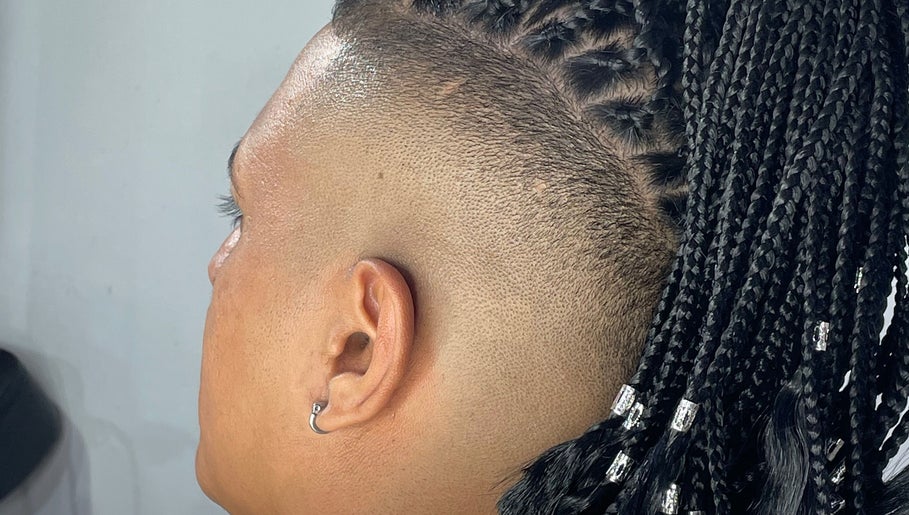 Trenzas en Los Cortes Barber Club en Guadalajara De Buga, Valle Del Cauca, CO, resaltan estilo moderno.