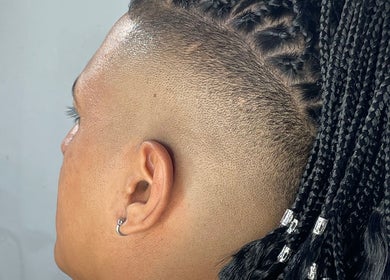 Trenzas en Los Cortes Barber Club en Guadalajara De Buga, Valle Del Cauca, CO, resaltan estilo moderno.