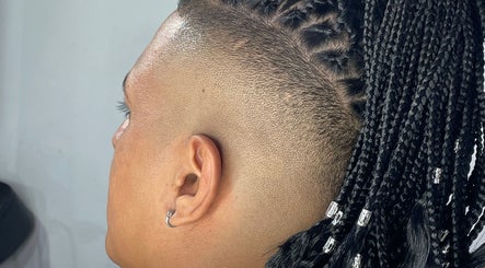 Trenzas en Los Cortes Barber Club en Guadalajara De Buga, Valle Del Cauca, CO, resaltan estilo moderno.